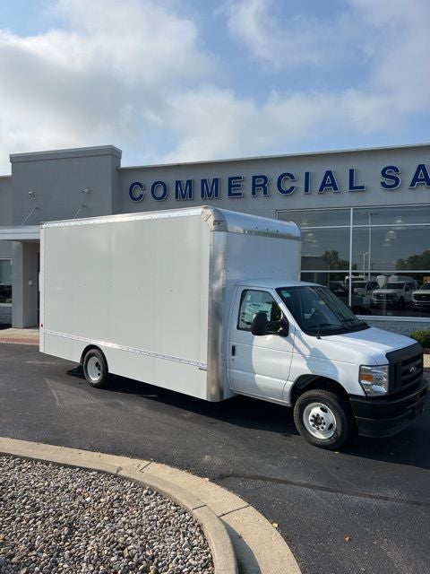 2025 Ford E-450SD