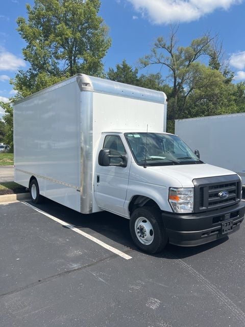 2025 Ford E-450SD